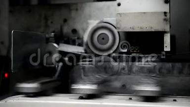 介绍了工厂生产弹簧的工艺流程.